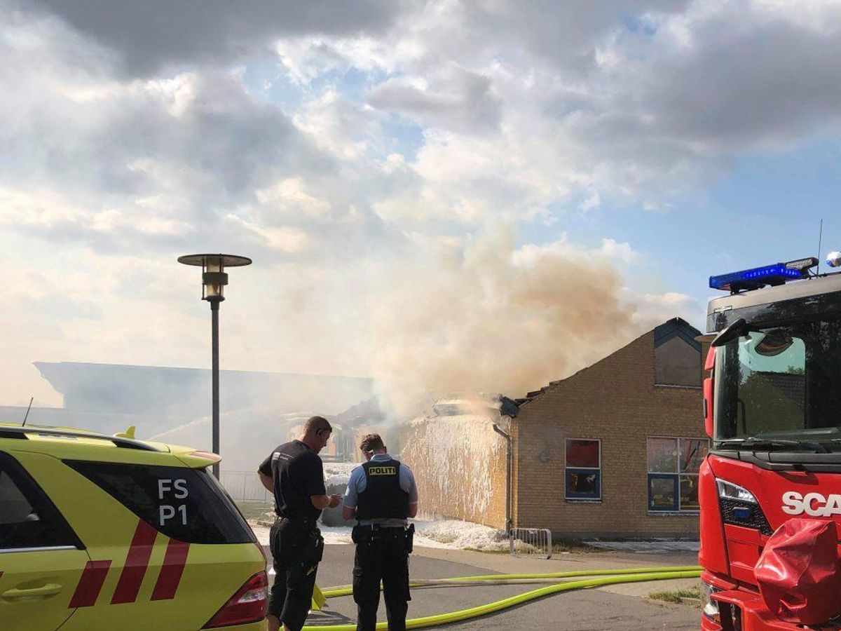 Adskillige brandfolk bekæmpede branden på skolen i Veksø. KLIK for flere billeder. Foto: Presse-fotos.dk