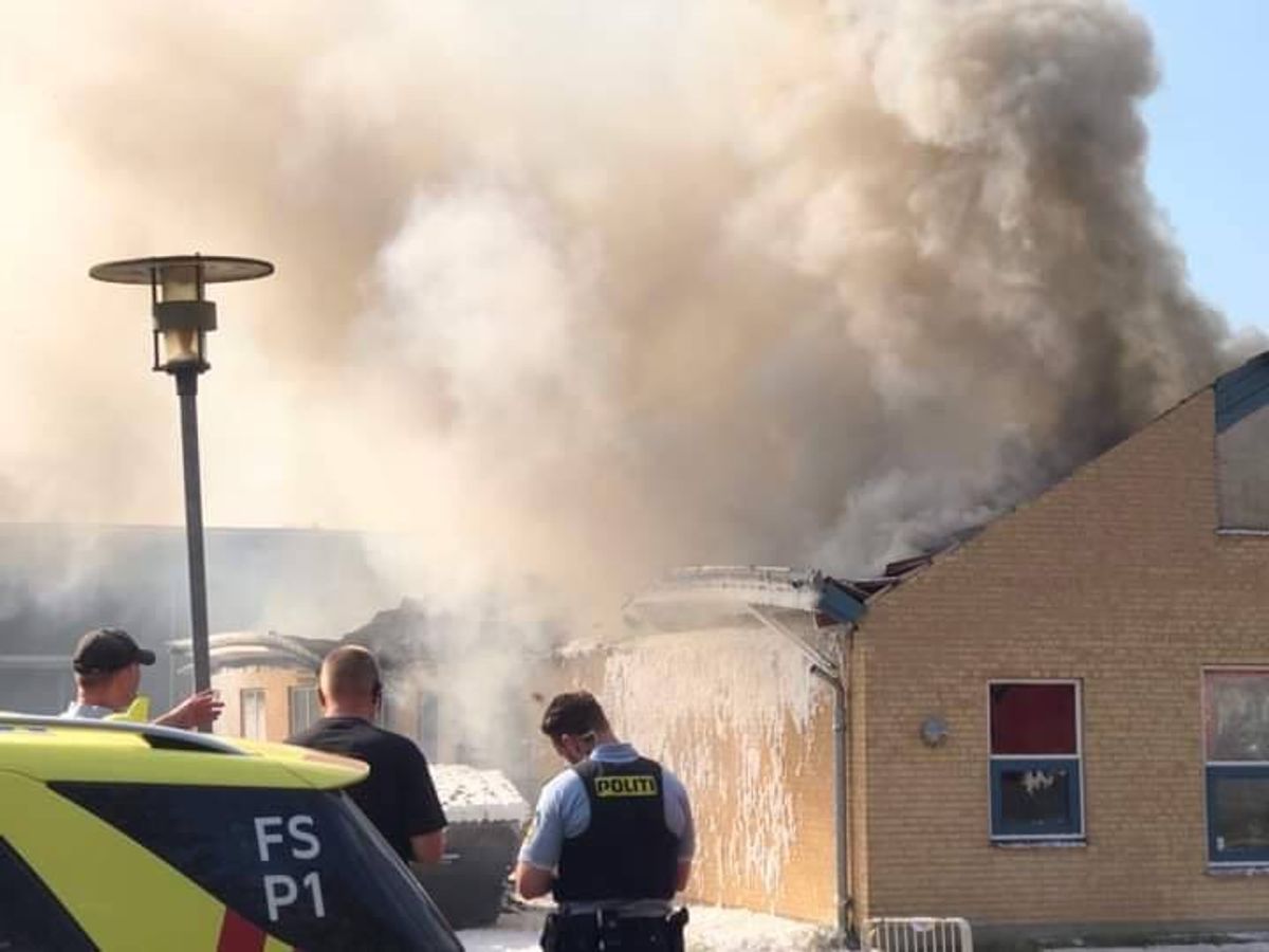 Adskillige brandfolk bekæmpede branden på skolen i Veksø. KLIK for flere billeder. Foto: Presse-fotos.dk
