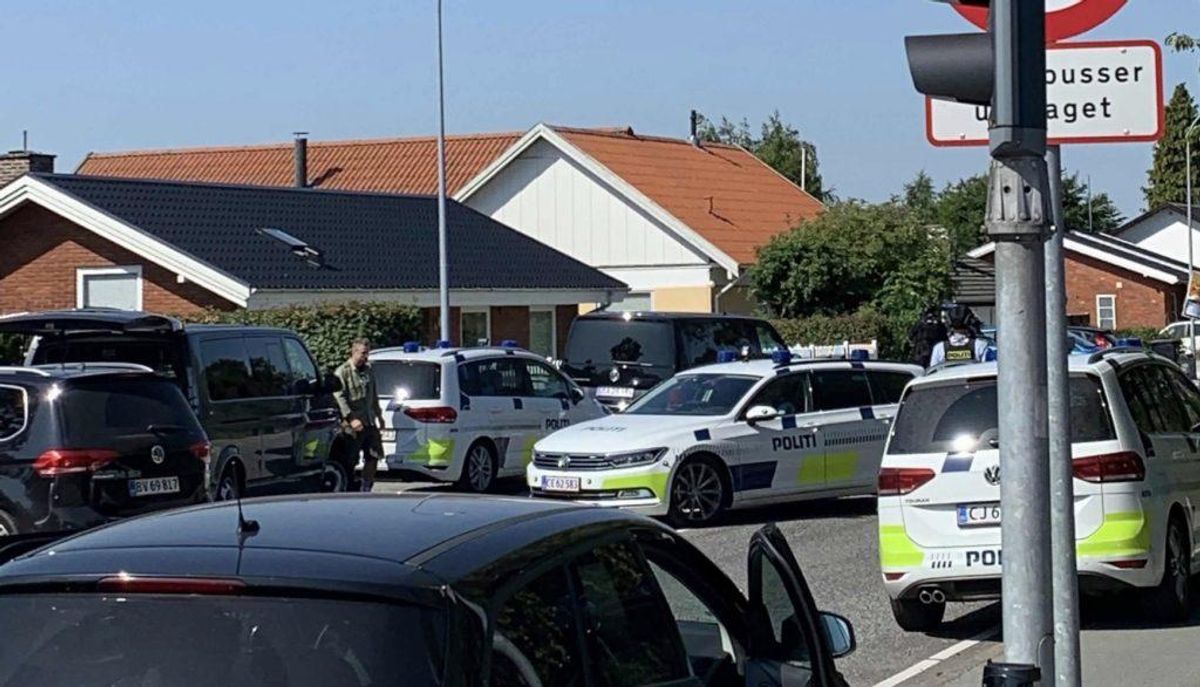 Aagerupvej i Ballerup blev fredag formiddag spærret i forbindelse med en større politiopgave. Foto: presse-fotos.dk