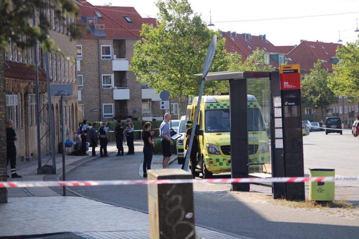 Politiet arbejder i skrivende stund på Tagensvej, hvor en mand er blevet stukket eller skåret med kniv. Foto: Presse-fotos.dk