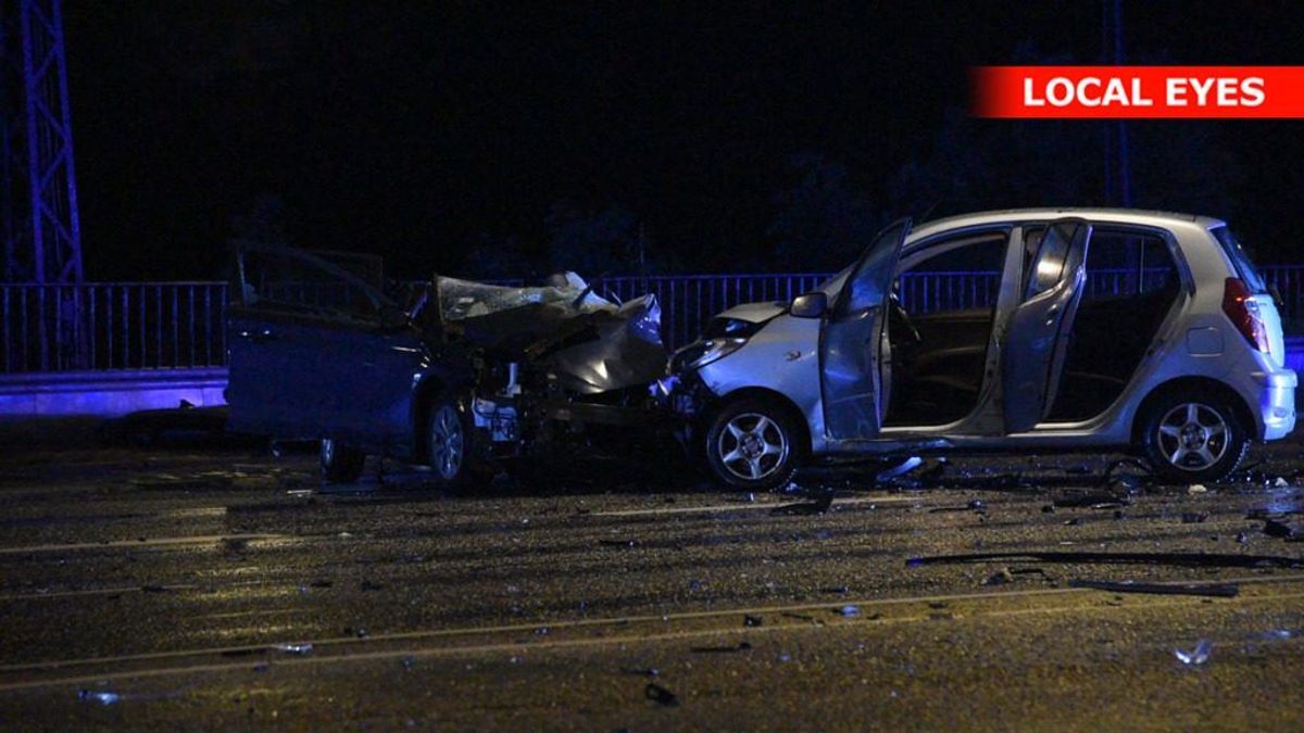 En person er død i en trafikulykke på Langebro i København. KLIK FOR FLERE BILLEDER FRA ULYKKESSTEDET. Foto: Local Eyes.
