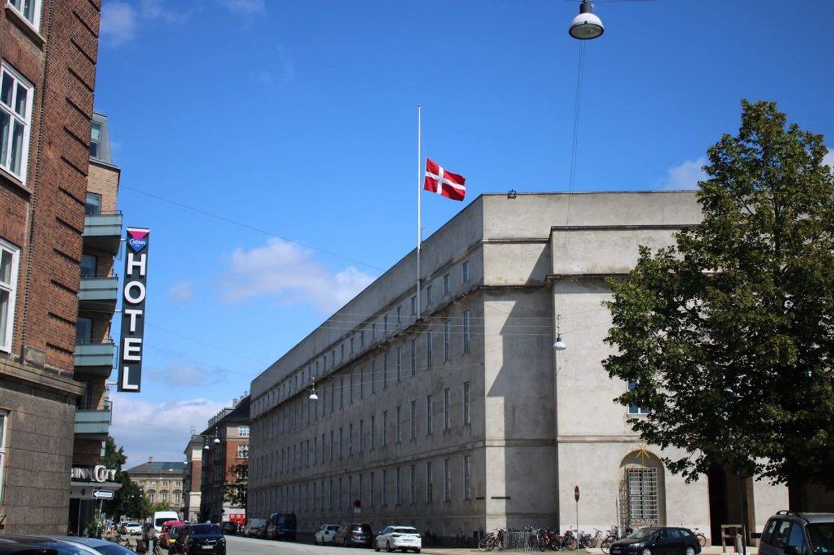Tirsdag formiddag blev det bekræftet, at den dræbte var en politibetjent, og alle landets politistationer hejste flag på halvt. Foto: Presse-fotos.dk