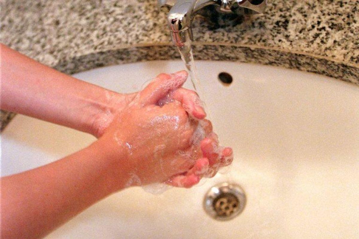 VASK dine hænder – også selv om du griller udendøre. Det forhindrer, at du overfører bakterier som campylobacter og salmonella. Se flere råd ved at klikke videre i galleriet. Foto: Scanpix