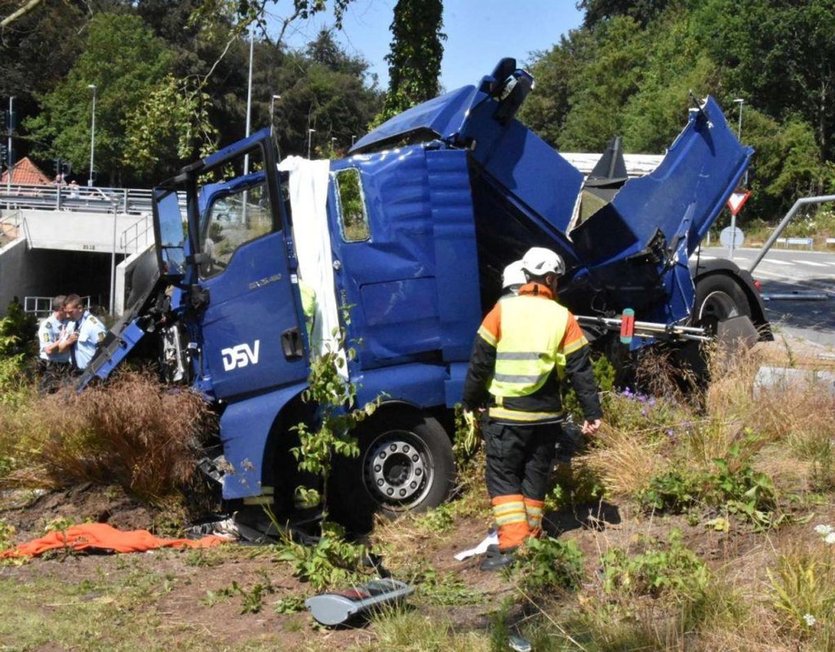 En lastbil forulykkede i et solouheld på Dyrehavegårdsvej i Kolding. Føreren er uskadt, men lastbilen tog skade, da den endte i grøften. Klik videre for flere billeder. Foto: Øxenholt Foto