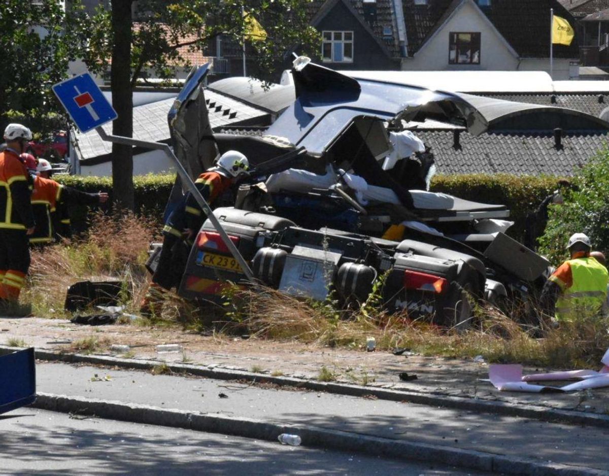 En lastbil forulykkede i et solouheld på Dyrehavegårdsvej i Kolding. Føreren er uskadt, men lastbilen tog skade, da den endte i grøften. Foto: Øxenholt Foto