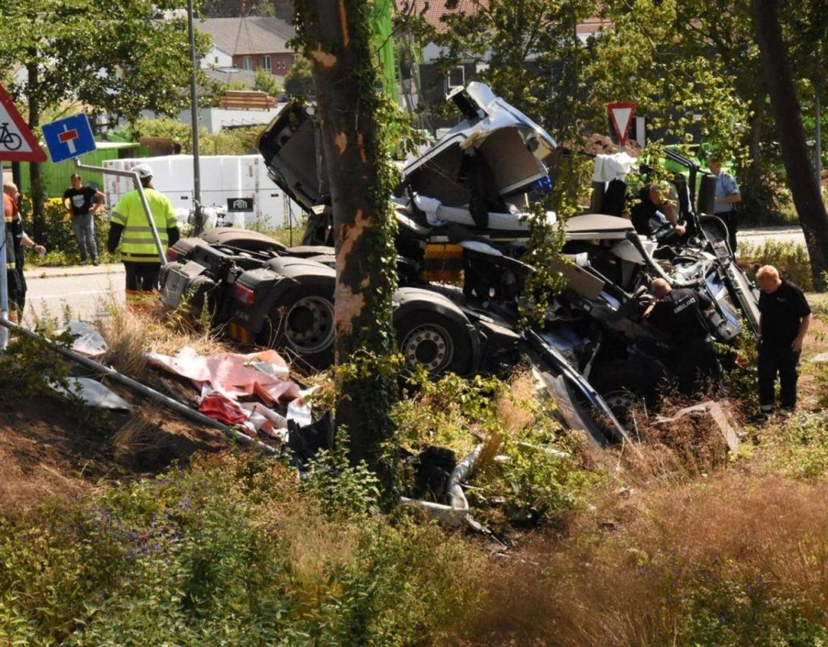 En lastbil forulykkede i et solouheld på Dyrehavegårdsvej i Kolding. Føreren er uskadt, men lastbilen tog skade, da den endte i grøften. Foto: Øxenholt Foto