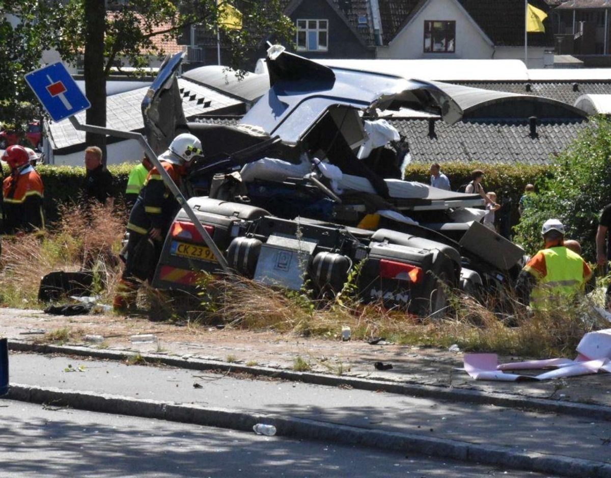 En lastbil forulykkede i et solouheld på Dyrehavegårdsvej i Kolding. Føreren er uskadt, men lastbilen tog skade, da den endte i grøften. Foto: Øxenholt Foto