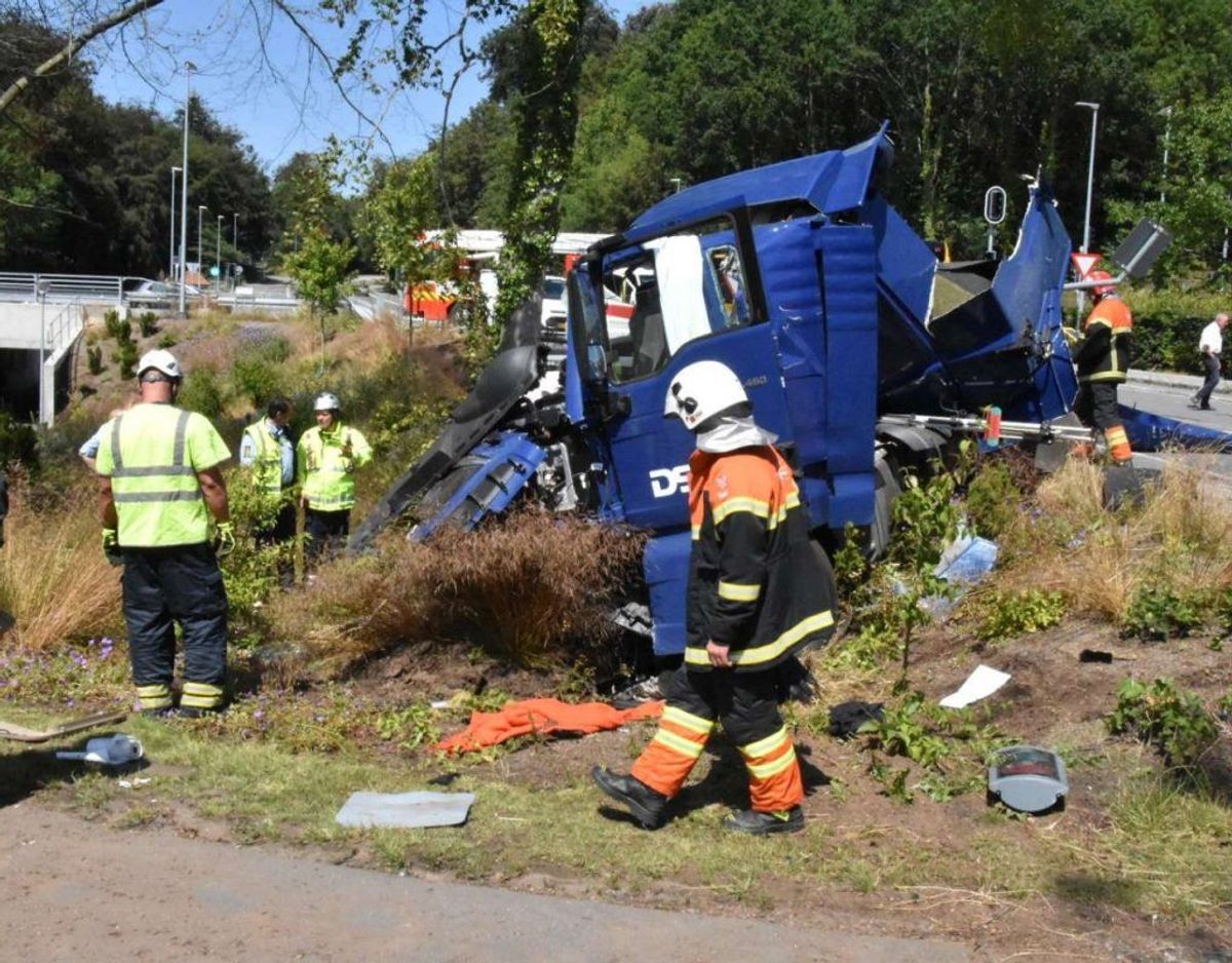 En lastbil forulykkede i et solouheld på Dyrehavegårdsvej i Kolding. Føreren er uskadt, men lastbilen tog skade, da den endte i grøften. Foto: Øxenholt Foto