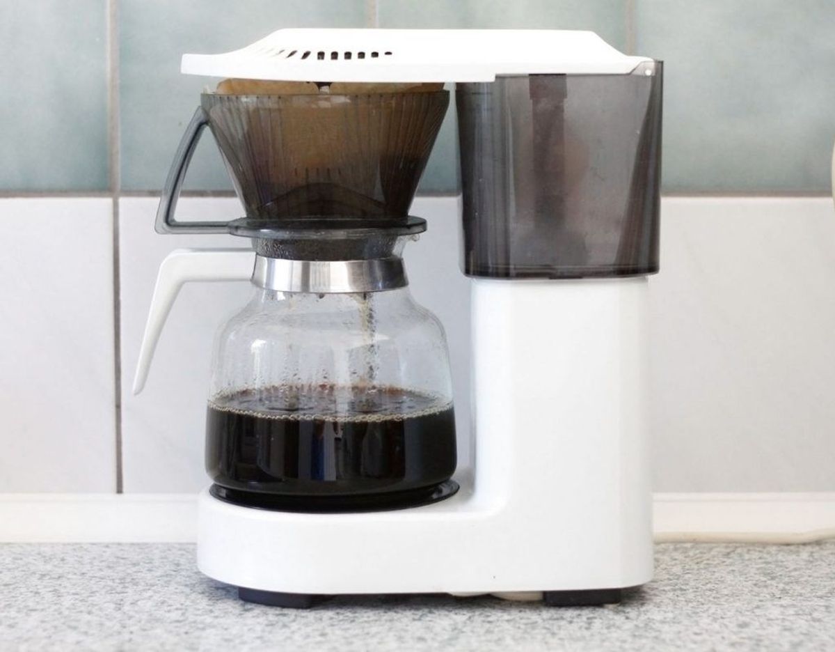 Bakteier og skimmel trives vældig godt med en kaffemaskine. Der for er det vigtig, at ikke bare kanden men også alle de øvrige aftagelige dele jævnligt rengøres. Klik videre i galleriet for flere tips. Foto: Scanpix.
