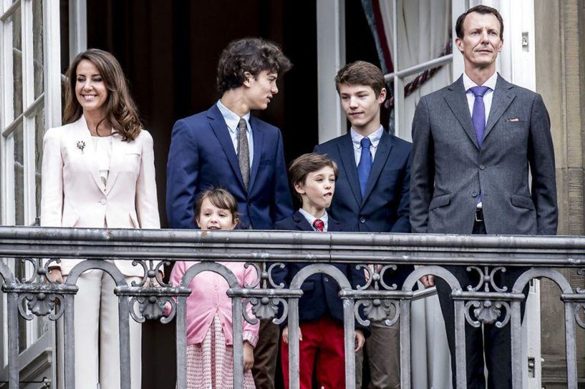 Prinsesse Marie, prinsesse Athena, prins Nikolai, prins Henrik, prins Felix og prins Joachim vinker til de mange mennesker, som er mødt op på Amalienborg Slotsplads i København, for at hylde Dronning Margrethe på hendes 78 års fødselsdag, mandag den 16. april 2018.. (Foto: Mads Claus Rasmussen/Ritzau Scanpix)