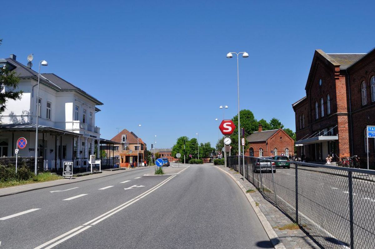 I Hillerød blev der i september sidste år indført en times gratis parkering på kommunens p-pladser, mens det koster ti kroner i timen at holde på en plads ejet af et privat selskab.