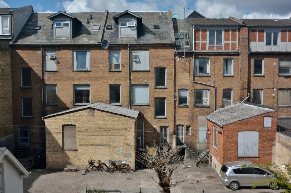 Til fremvisning er det en god idé at spørge udlejer, hvem ejeren af lejeboligen er. Hvis udlejer ikke selv ejer boligen, så bed om en skriftlig tilladelse til udleje fra ejer.