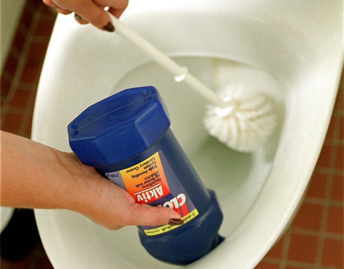 Toiletbørsten og beholderen til den er det rene paradis for bakterier. Sørg for at skylle tioletbørsten af efter brug og lad den drykke af inden, du sætter den i beholderen. Klik videre i galleriet for flere tips. Foto: Scanpix.