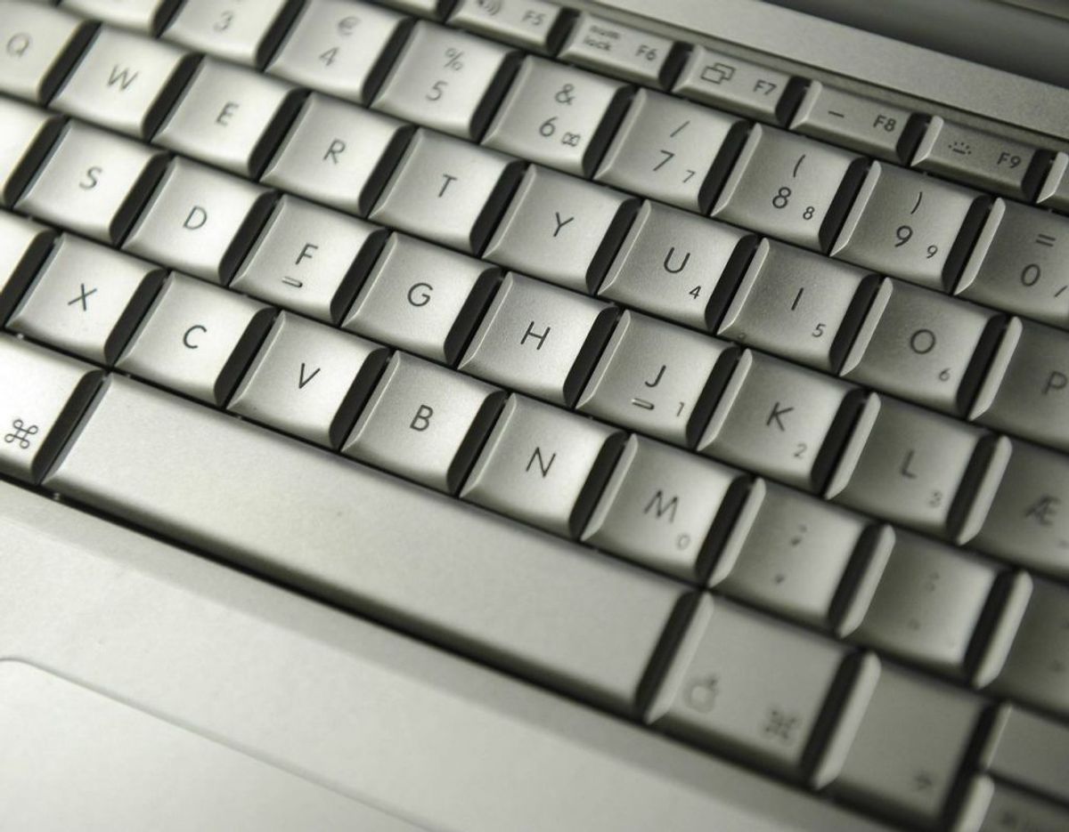 Husk at støve dit tastatur af, inden du gørdet rent med med et desinfektionsmiddel. Ellers risikerer du at få det til at sidde fast. Klik videre i galleriet for flere tips. Foto: Scanpix.