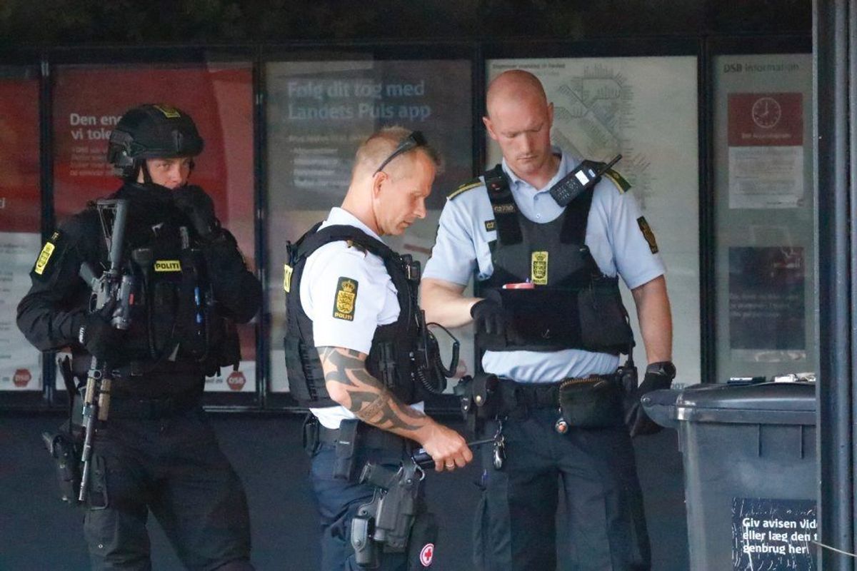 Politiet satte massivt ind. KLIK VIDERE FOR FLERE BILLEDER. Foto: Presse-fotos.dk