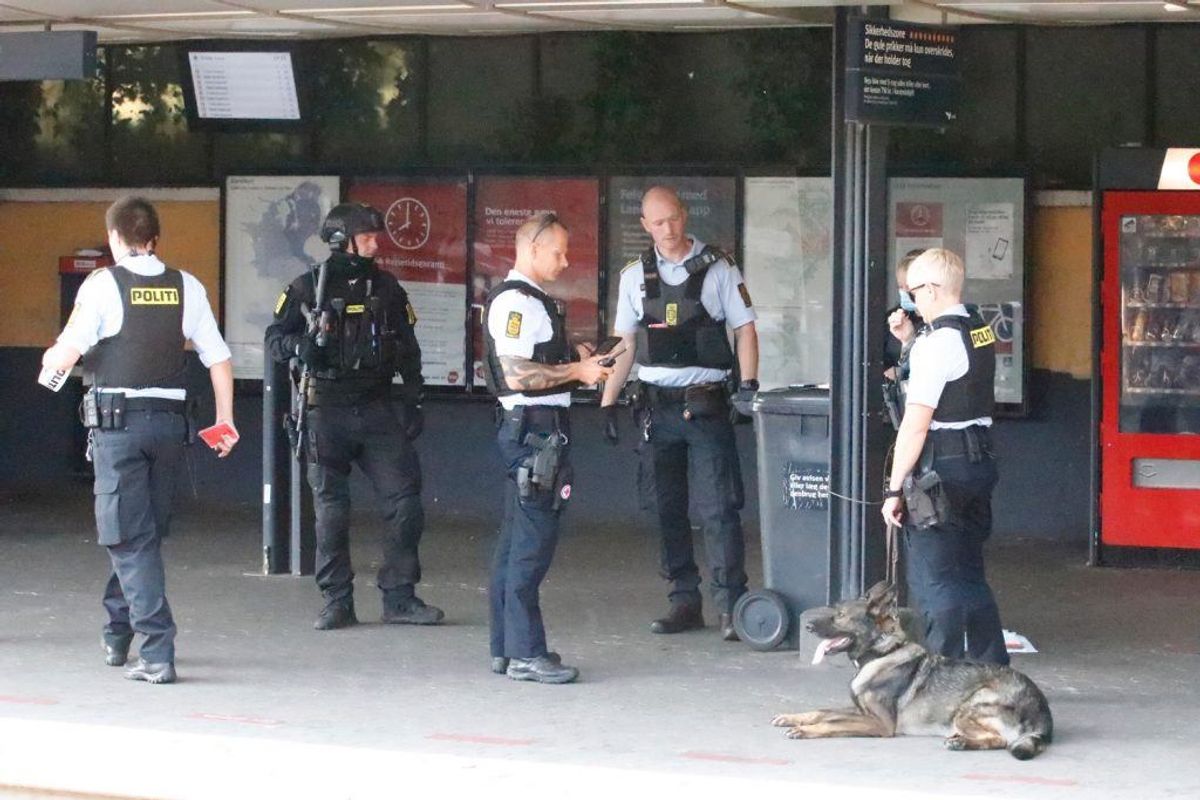 Politiet satte massivt ind. KLIK VIDERE FOR FLERE BILLEDER. Foto: Presse-fotos.dk