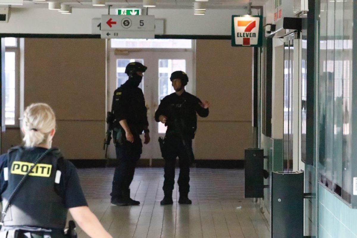 Politiet satte massivt ind. KLIK VIDERE FOR FLERE BILLEDER. Foto: Presse-fotos.dk