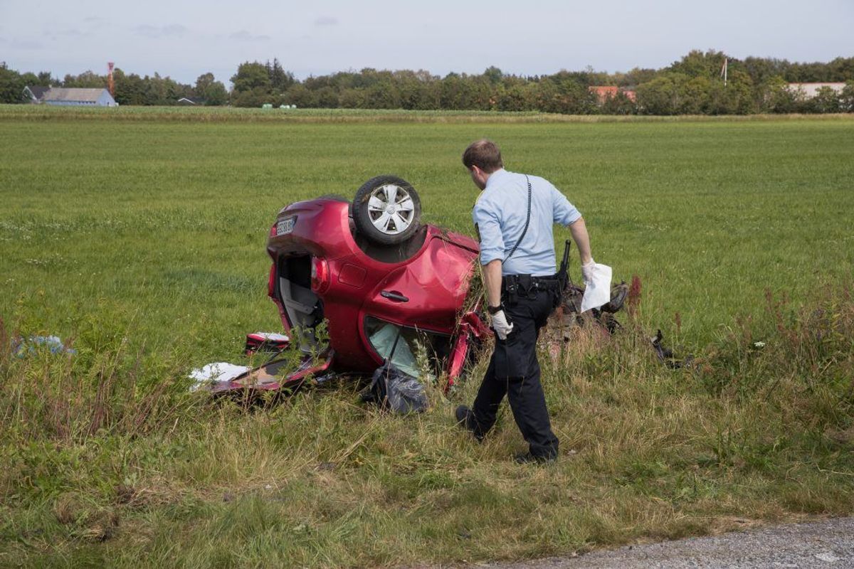 Politiet er massivt til stede efter den voldsomme dødsulykke. KLIK VIDERE FOR FLERE BILLEDER. Foto: Rasmus Skaftved