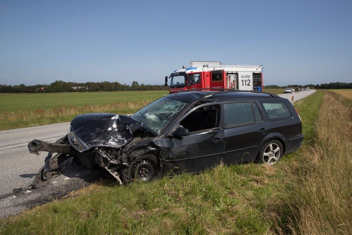 Politiet er massivt til stede efter den voldsomme dødsulykke. KLIK VIDERE FOR FLERE BILLEDER. Foto: Rasmus Skaftved