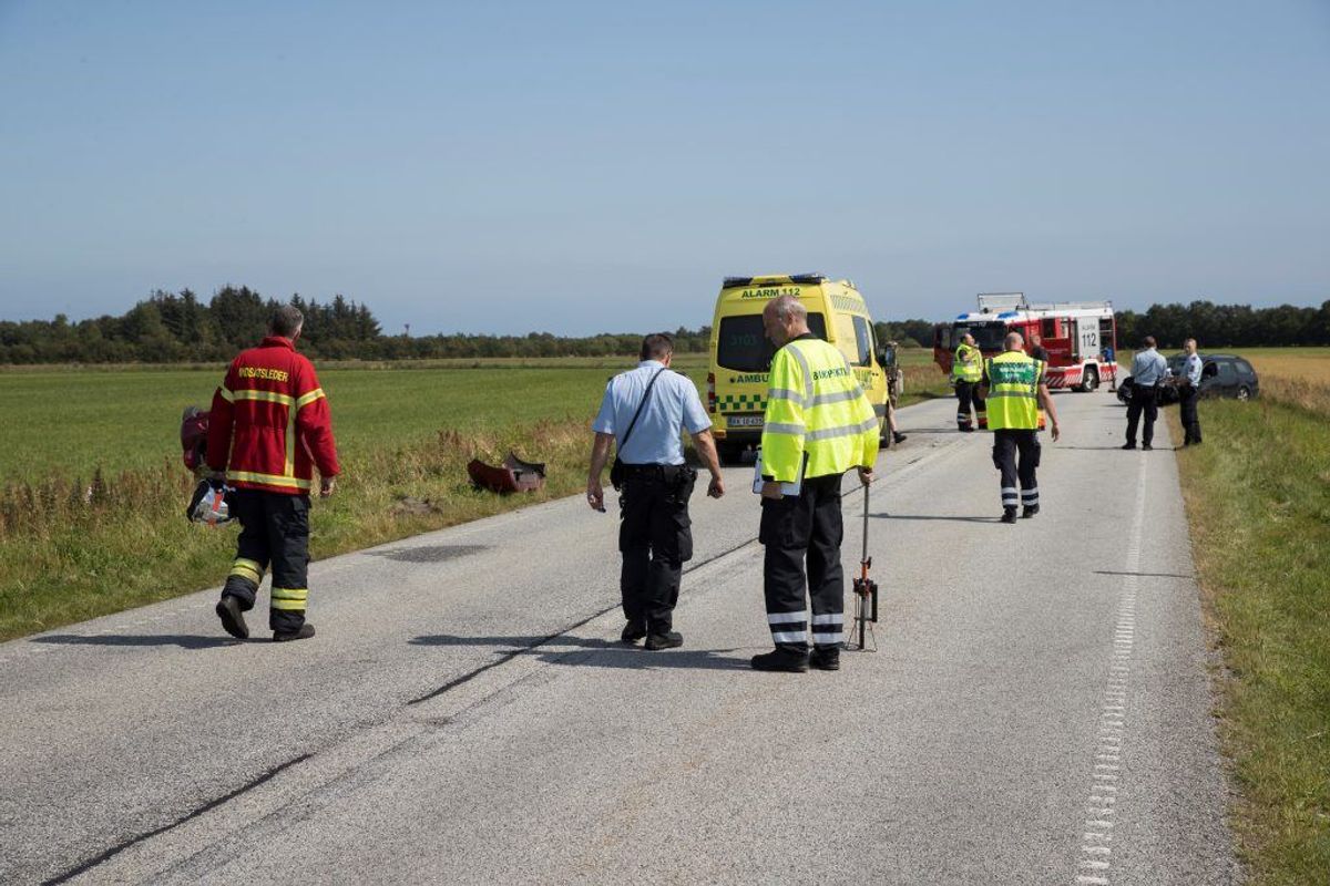 Politiet er massivt til stede efter den voldsomme dødsulykke. KLIK VIDERE FOR FLERE BILLEDER. Foto: Rasmus Skaftved