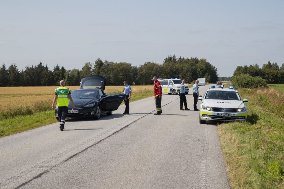 Politiet er massivt til stede efter den voldsomme dødsulykke. KLIK VIDERE FOR FLERE BILLEDER. Foto: Rasmus Skaftved