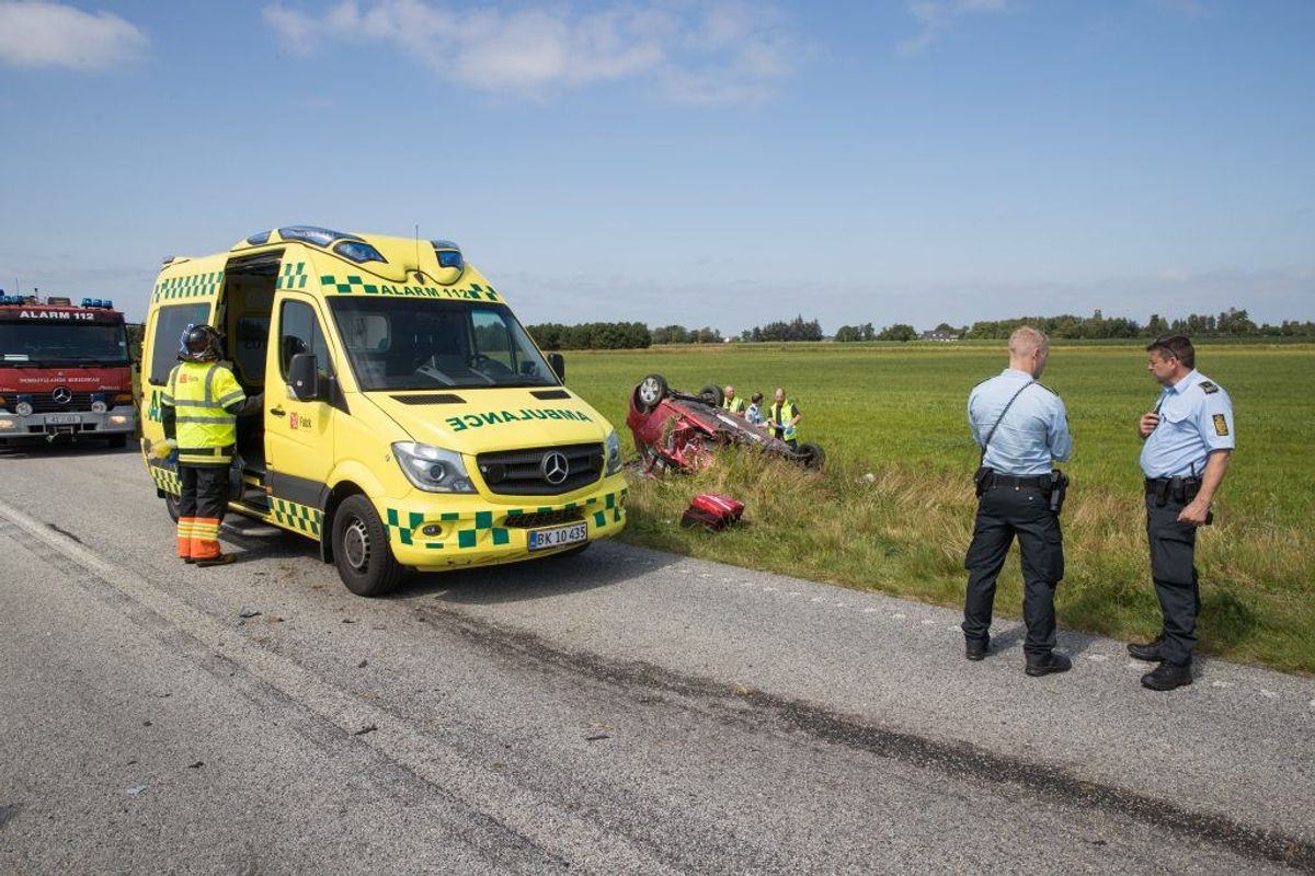 Politiet er massivt til stede efter den voldsomme dødsulykke. KLIK VIDERE FOR FLERE BILLEDER. Foto: Rasmus Skaftved