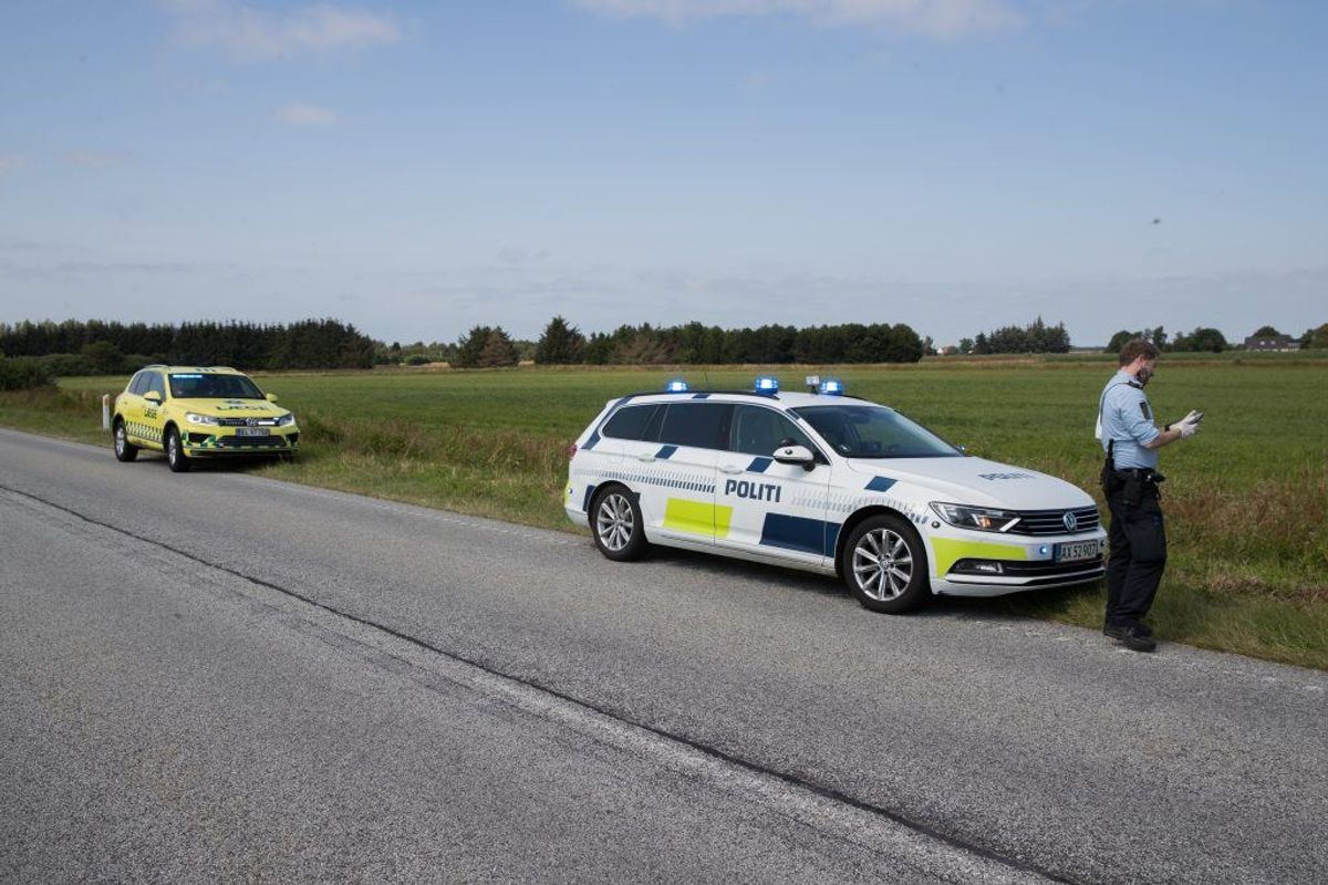Politiet er massivt til stede efter den voldsomme dødsulykke. KLIK VIDERE FOR FLERE BILLEDER. Foto: Rasmus Skaftved