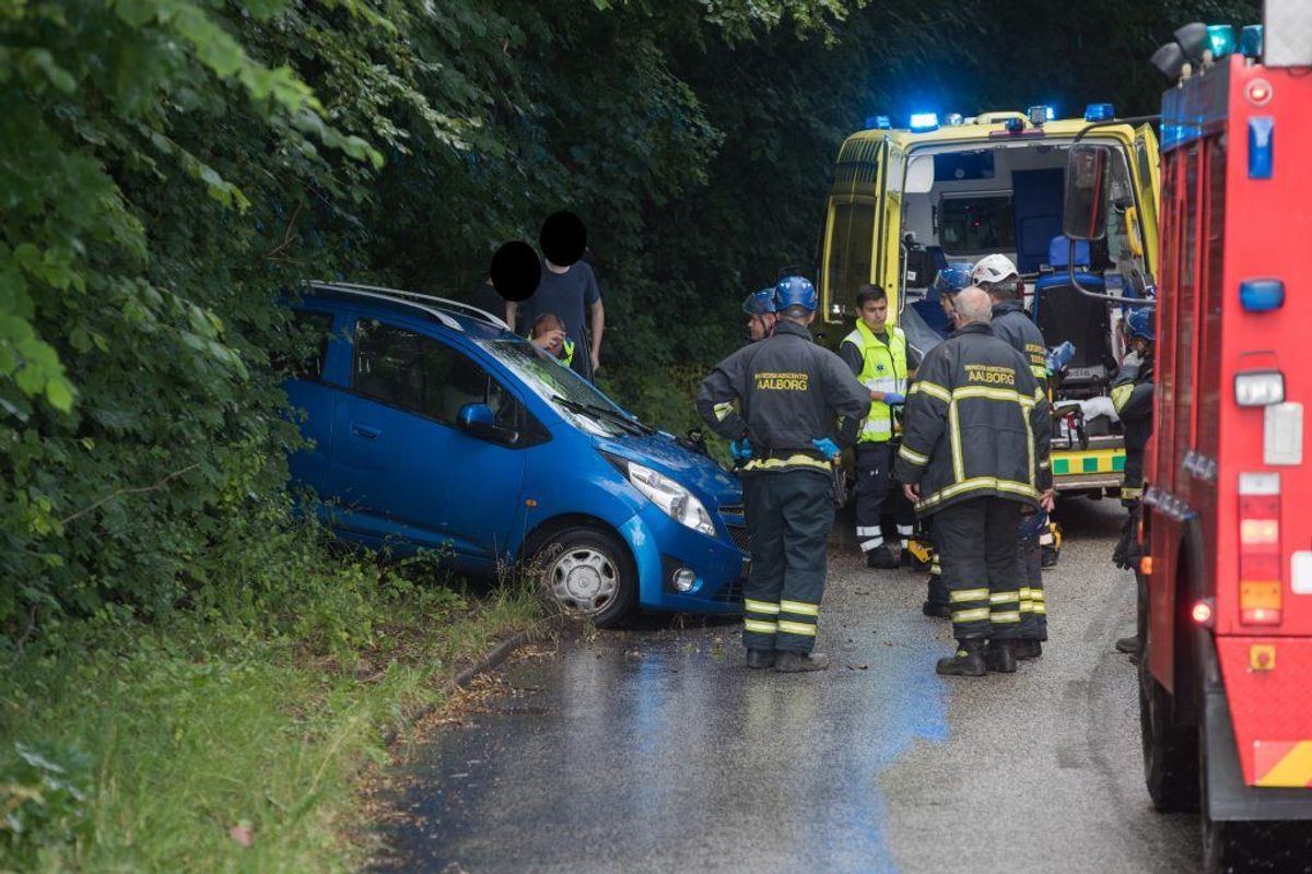 Bilen lå halvvejs ude i skovkanten. KLIK VIDERE FOR FLERE BILLEDER. Foto: Rasmus Skaftved