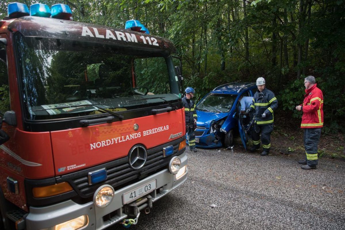 Bilen lå halvvejs ude i skovkanten. KLIK VIDERE FOR FLERE BILLEDER. Foto: Rasmus Skaftved