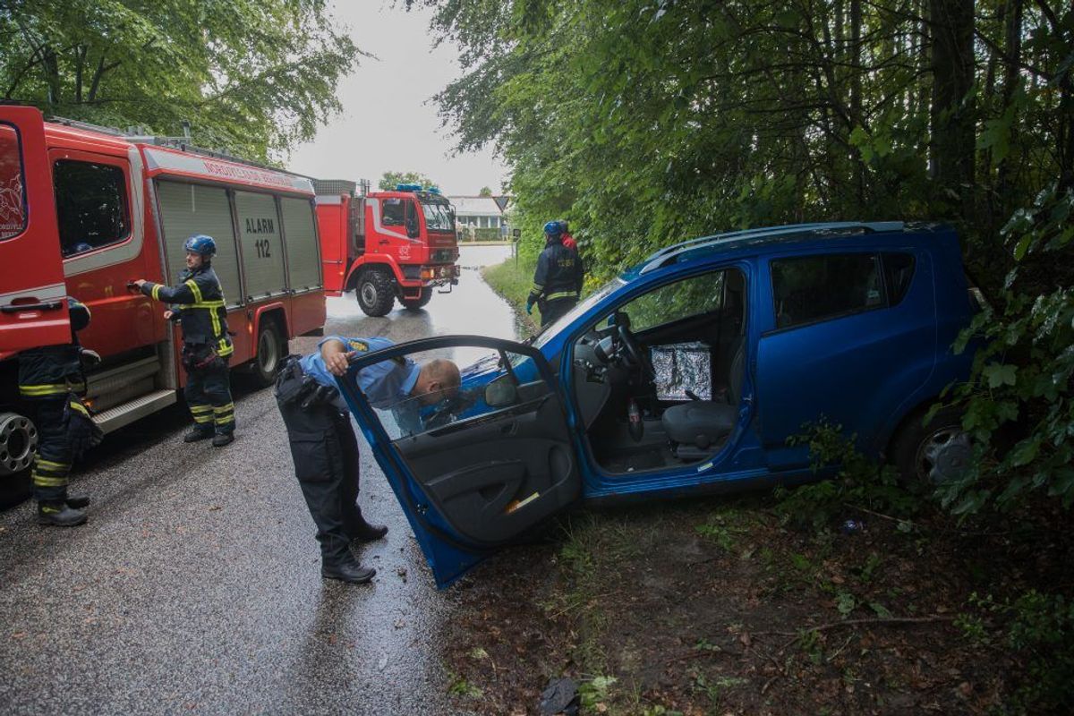 Bilen lå halvvejs ude i skovkanten. KLIK VIDERE FOR FLERE BILLEDER. Foto: Rasmus Skaftved