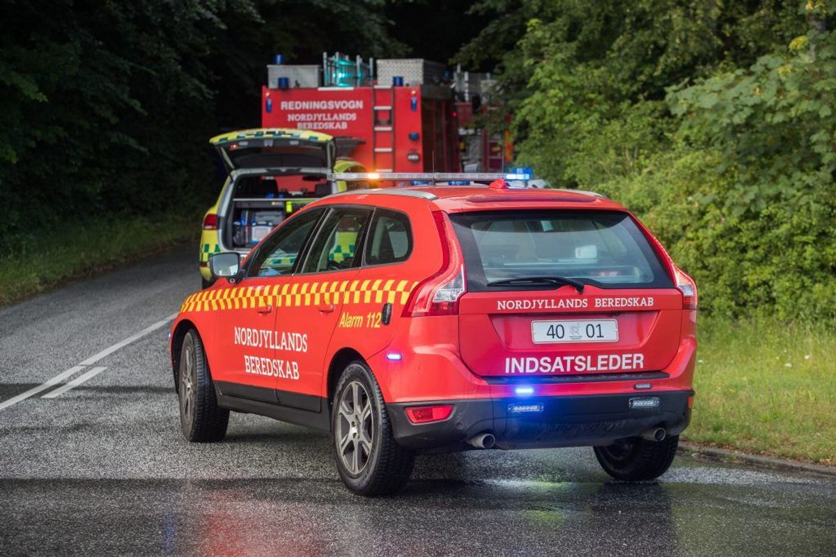 Bilen lå halvvejs ude i skovkanten. KLIK VIDERE FOR FLERE BILLEDER. Foto: Rasmus Skaftved