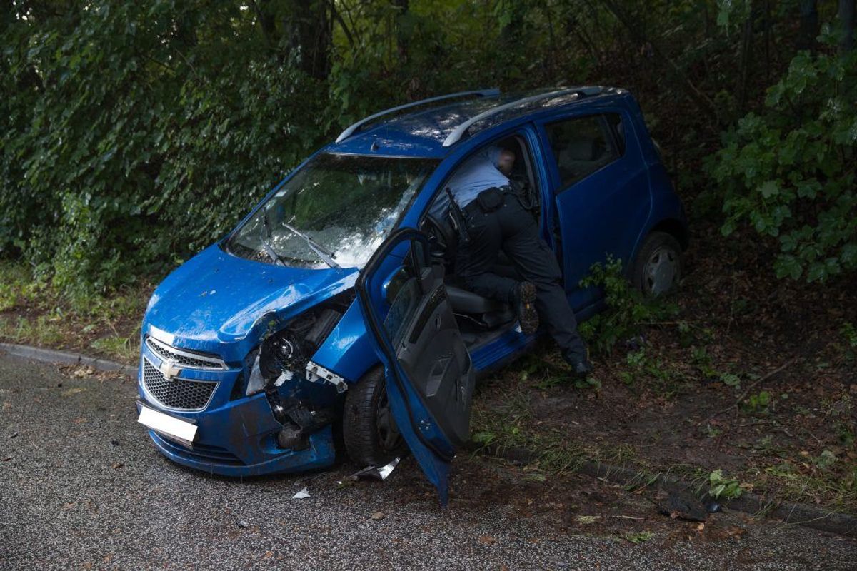 Bilen lå halvvejs ude i skovkanten. KLIK VIDERE FOR FLERE BILLEDER. Foto: Rasmus Skaftved