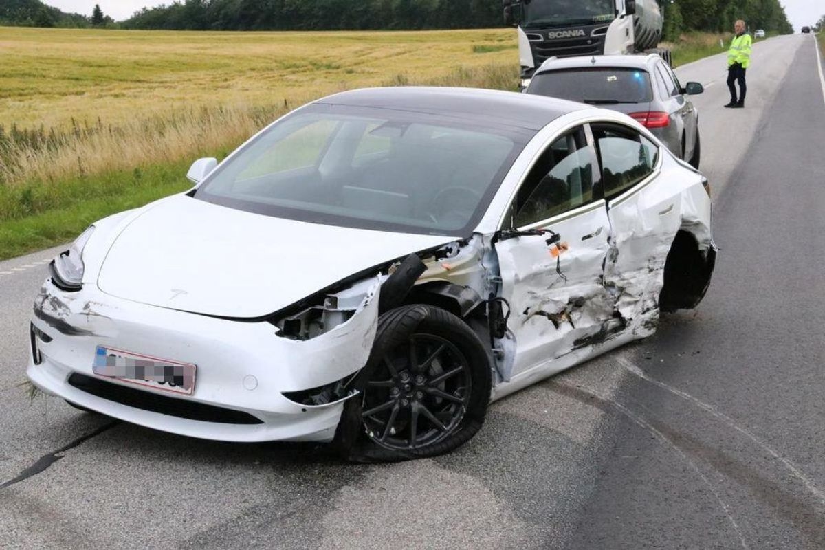 Voldsomt ser det ud – ingen personer kom dog noget til. KLIK for flere billeder. Foto: Øxenholt Foto.