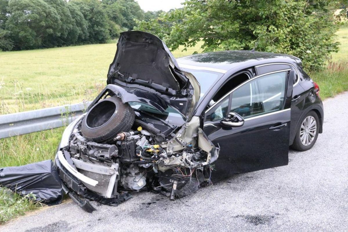 Voldsomt ser det ud – ingen personer kom dog noget til. KLIK for flere billeder. Foto: Øxenholt Foto.