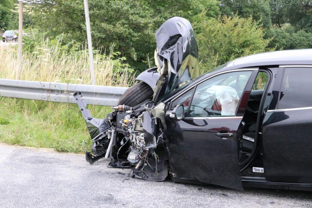 Voldsomt ser det ud – ingen personer kom dog noget til. KLIK for flere billeder. Foto: Øxenholt Foto.
