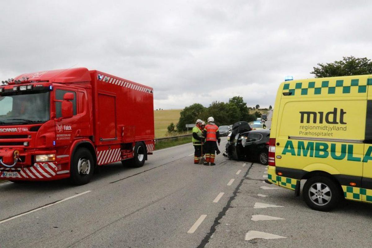 Voldsomt ser det ud – ingen personer kom dog noget til. KLIK for flere billeder. Foto: Øxenholt Foto.