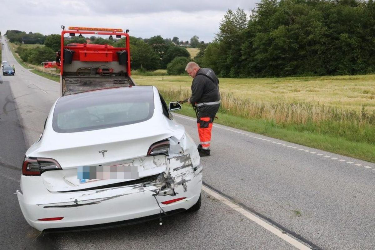 Voldsomt ser det ud – ingen personer kom dog noget til. KLIK for flere billeder. Foto: Øxenholt Foto.