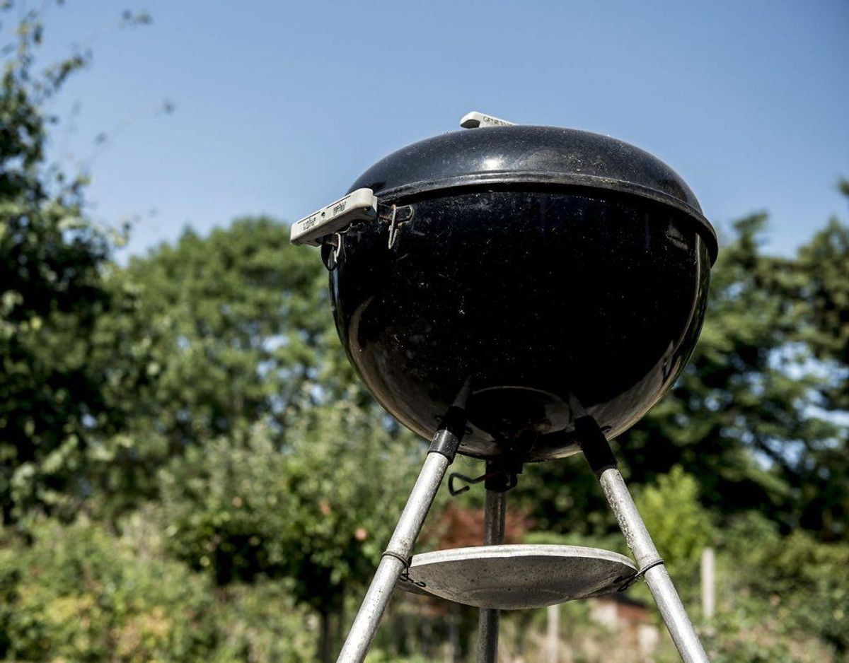 I sommermånederne foregår meget af madlavningen på grillen udenfor. Men fik du ikke lige gjort den rent sidst, du brugte den? Så frygt ej. Her kan du læse en masse gode tip til at rengøre din grill. Klik videre for alle de gode råd. Foto: Scanpix