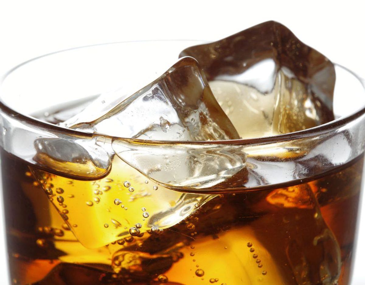 Cola kan bruges til at fjerne madrester og rust fra risten. Hæld cola op i en skål, dyp stanniol i colaen og skrub risten grundigt. Derefter tørrer du risten af med en klud. Kilde: Lime Foto: Scanpix