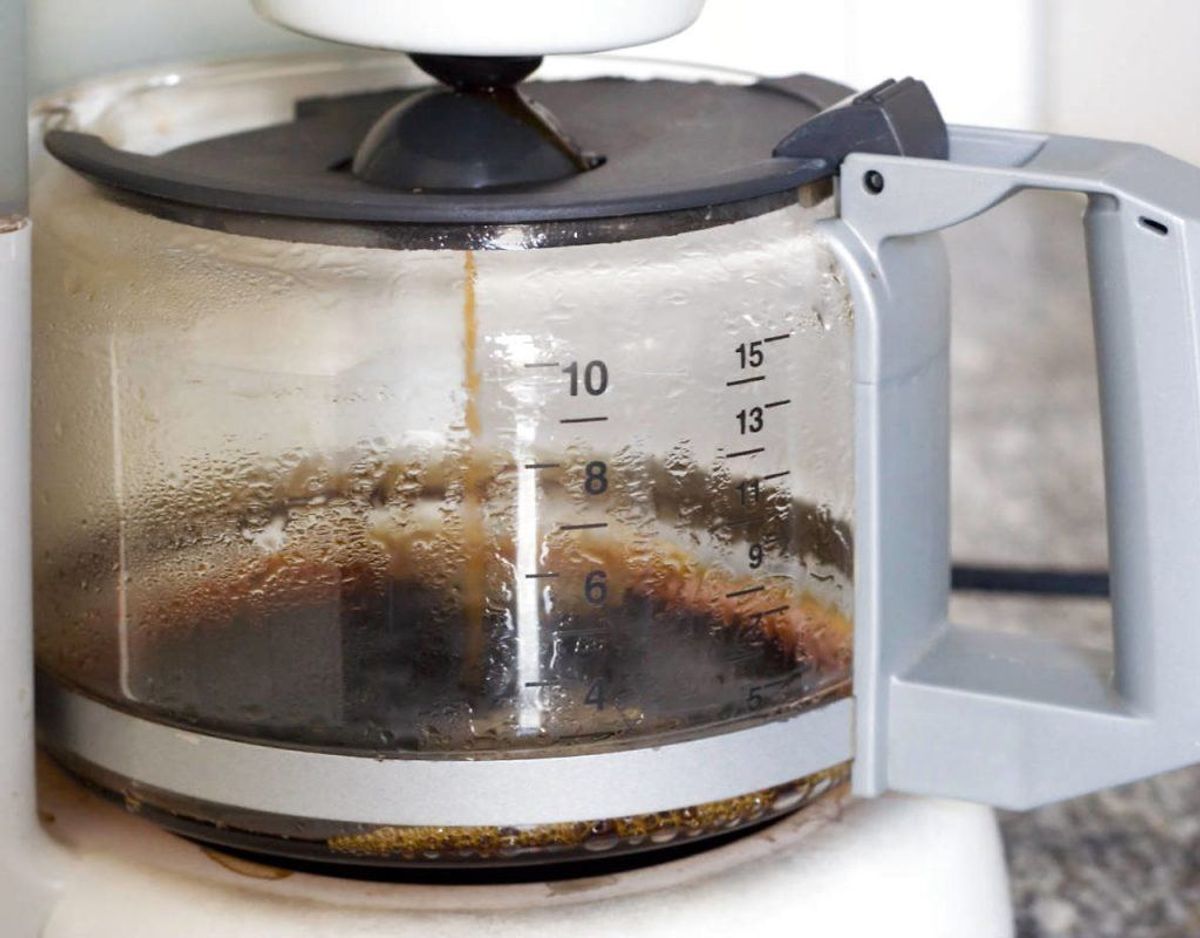 Når grillen er kølet af og kullene er fjernet, kan du hælde kaffe i grillen, så det dækker risten. Lad det stå i 30 minutter og fjern resterende snavs med en skuresvamp. Kilde: Lime Foto: Scanpix
