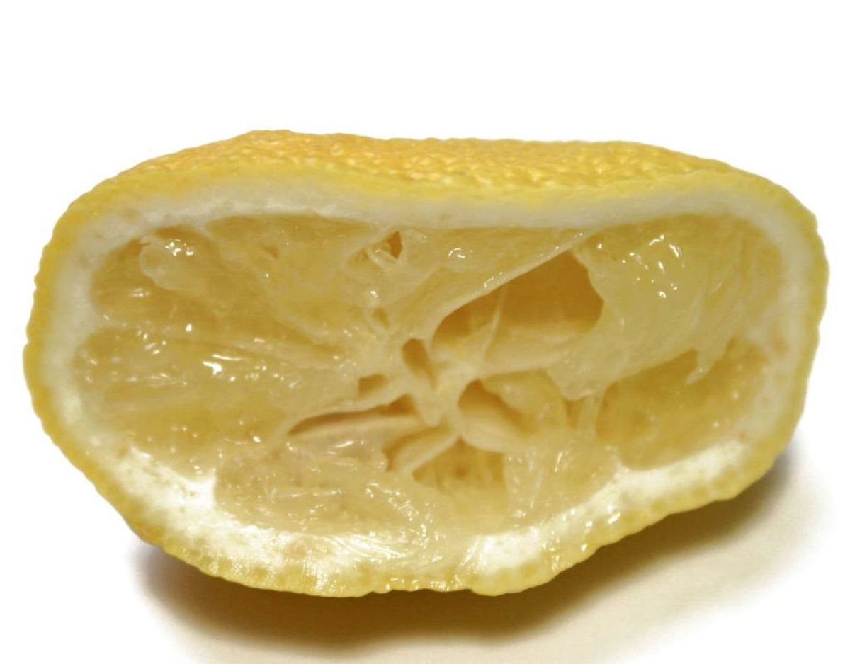 Citron kan også være et rengøringsmiddel. Skær citronen over på midten. Gnid stykkerne på hele grillristen. Lad det stå i 10 minutter. Tør risten efter med en svamp. Kilde: Lime Foto: Scanpix