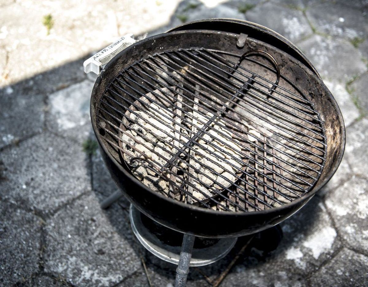 Smør din grillrist ind i brun sæbe og lad den stå natten over viklet ind i husholdningsfilm. Dagen efter skyller du den med vand og tørre den af med en skuresvamp. Kilde: Lime Foto: Scanpix