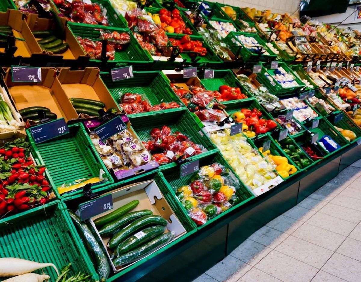 Selv om frugt og grønt ligger i plastindpakning i supermarkedet, skal det altid vaskes inden brug. Klik videre i galleriet for flere oplysninger. Foto: Colourbox.