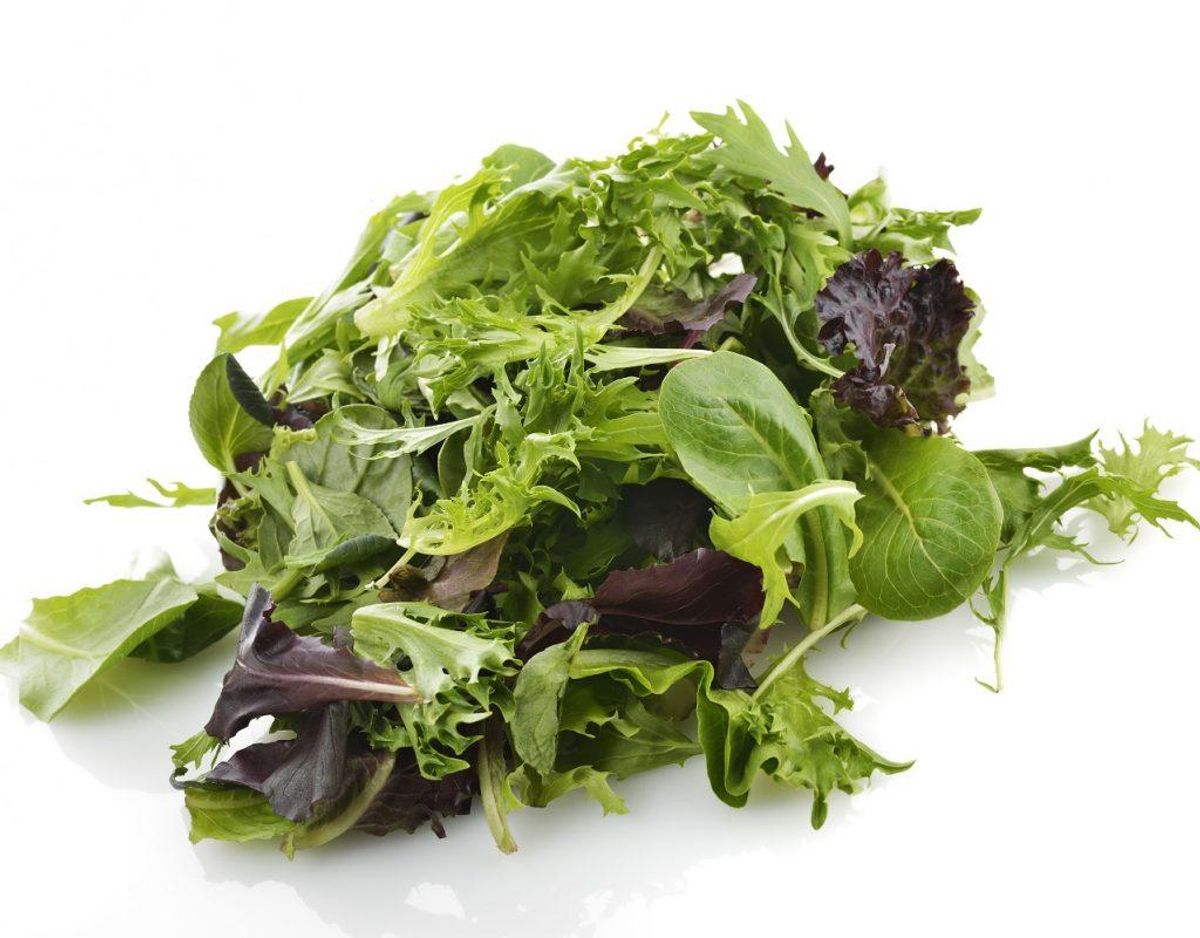 Det er normalt ikke nødvendigt at skylle forskråret salat, da det ofte allerede er blevet gjort inden pakningen. Det skal dog fremgå af emballagen, at salaten er blevet rengjort. Klik videre i galleriet for flere oplysninger. Foto: Colourbox.