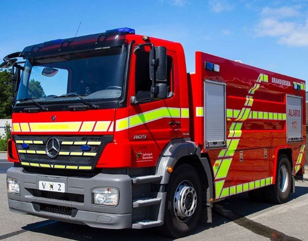 En brand brød mandag formiddag ud ved Sæby Produkthandel i Sæby. En 72-årig ansat er blevet forbrændt. Foto: Skyfish