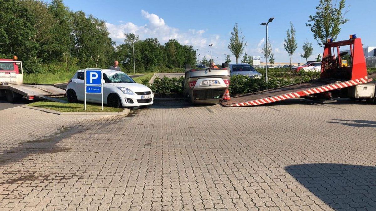 En skypumpe har skubbet flere biler rundt, og to er ganske enkelt vendt på hovedet. KLIK videre og se flere billeder. Foto: Presse-fotos.dk