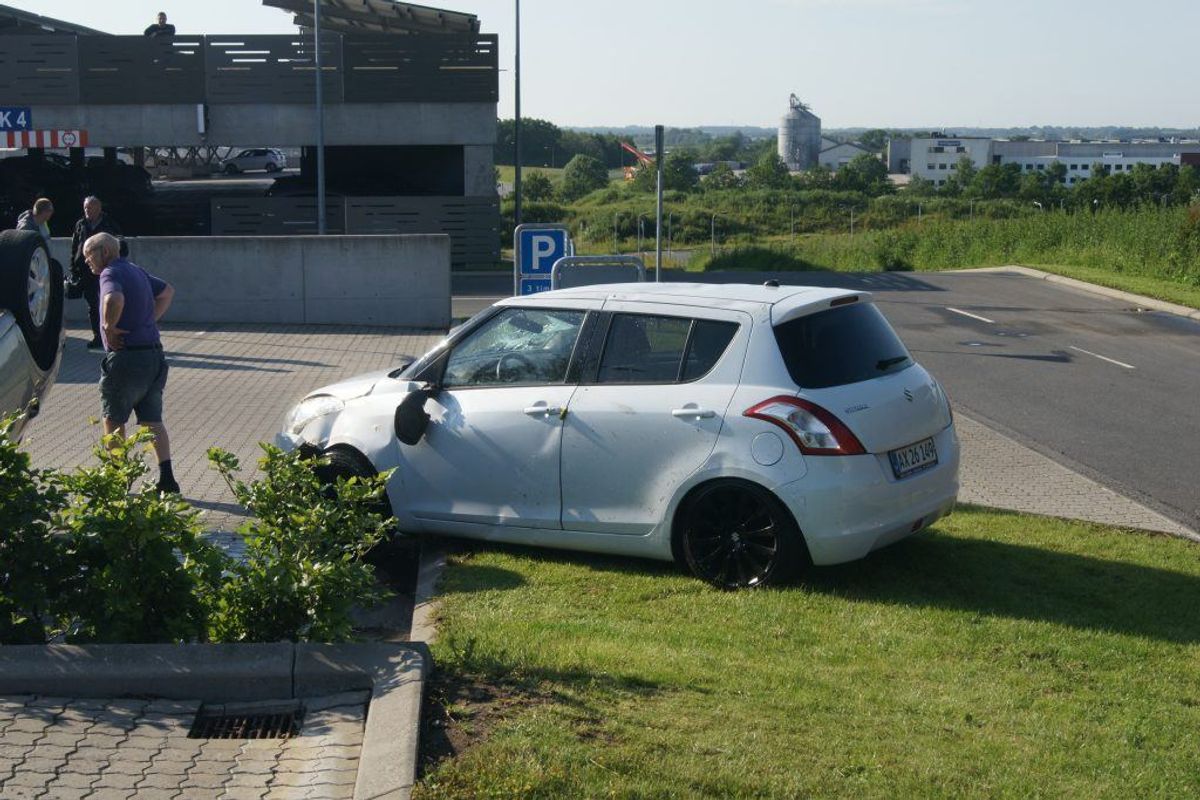 Mindst to biler er vendt rundt. Foto: Presse-fotos.dk