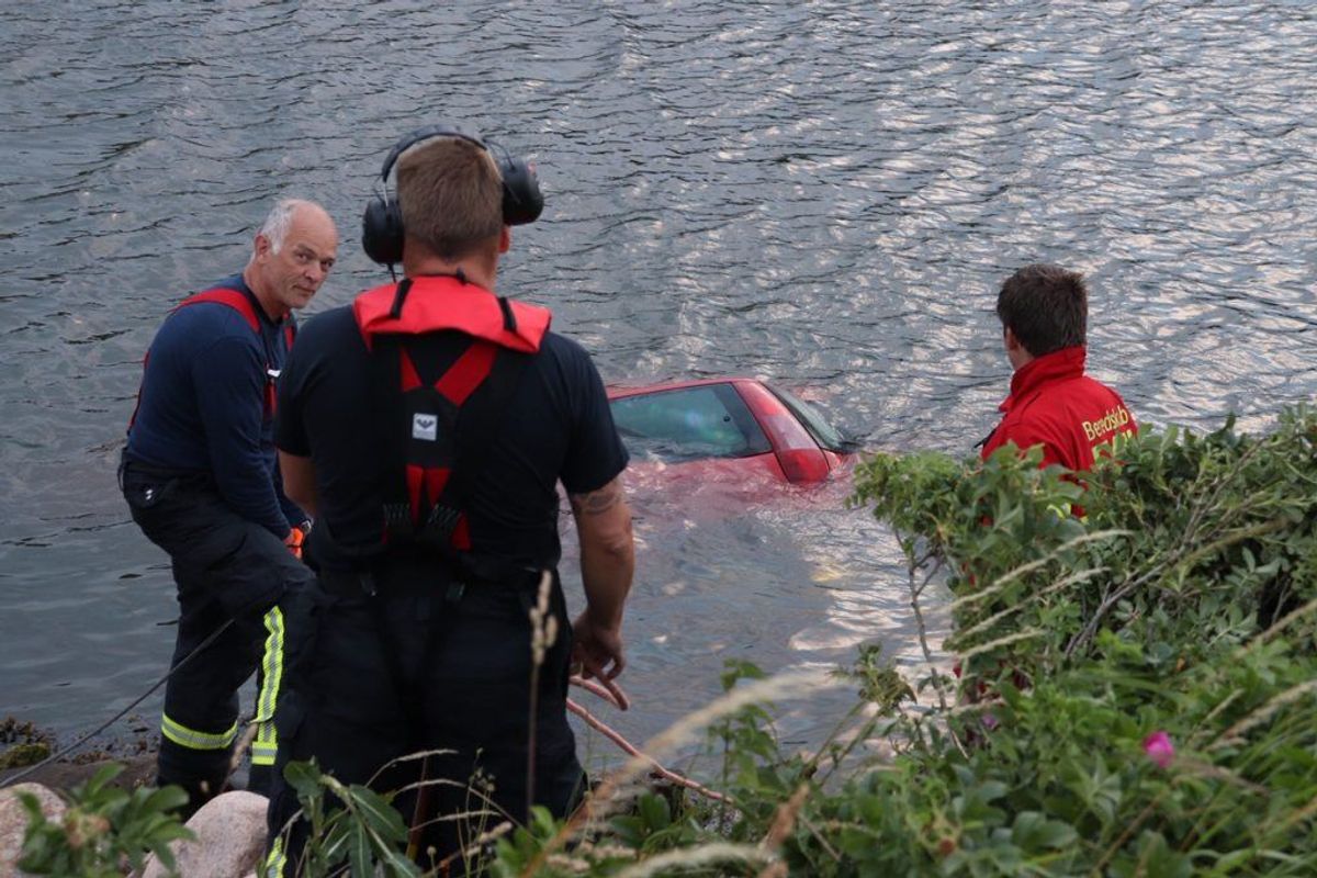 En bil med to personer er mandag aften kørt i kanalen i Odense. KLIK for flere billeder. Foto: Presse-fotos.dk.