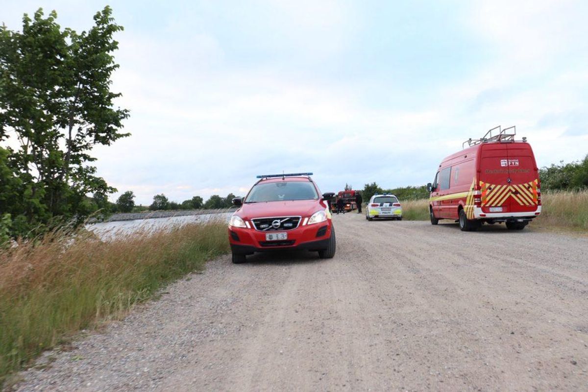 En bil med to personer er mandag aften kørt i kanalen i Odense. KLIK for flere billeder. Foto: Presse-fotos.dk.