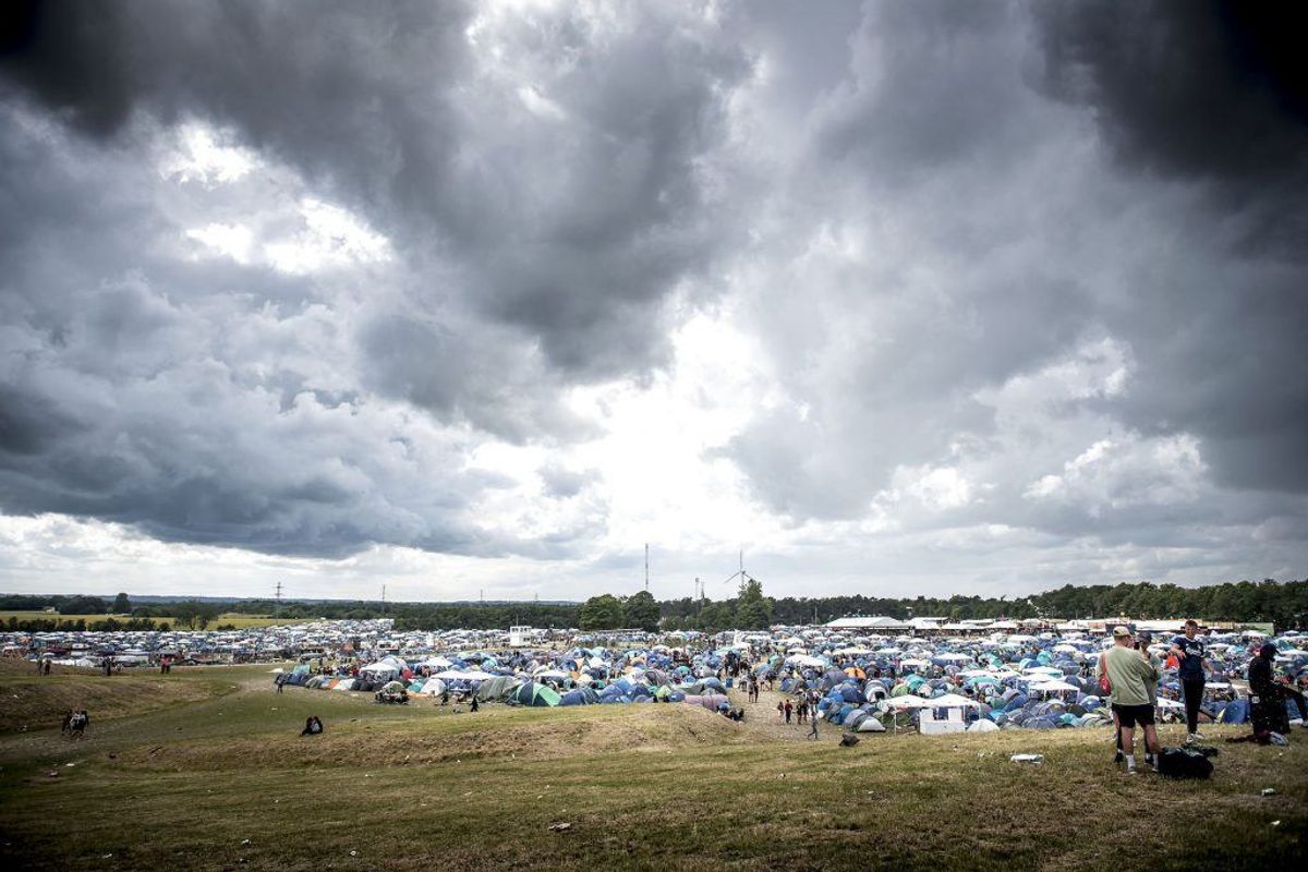 Holder udsigten stik for vejret den 2. juli 2019, kommer gæsterne på Roskilde Festival til at lede efter både tykke trøjer og paraplyer i dag. Foto: Mads Claus Rasmussen/Ritzau Scanpix.